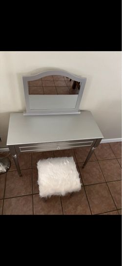 3 Piece Silver Vanity Mirror & Stool Brand new