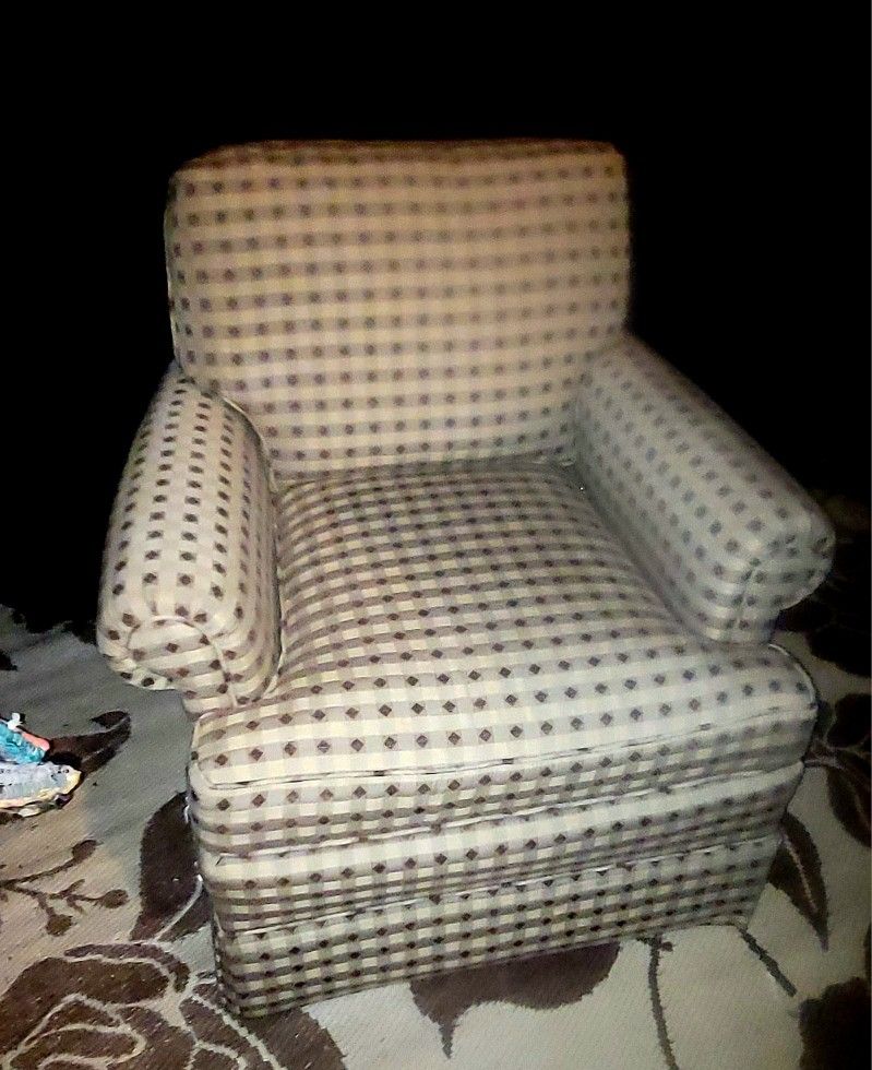 Upholsterd Chair like New With 2 Pillows Like New!!!