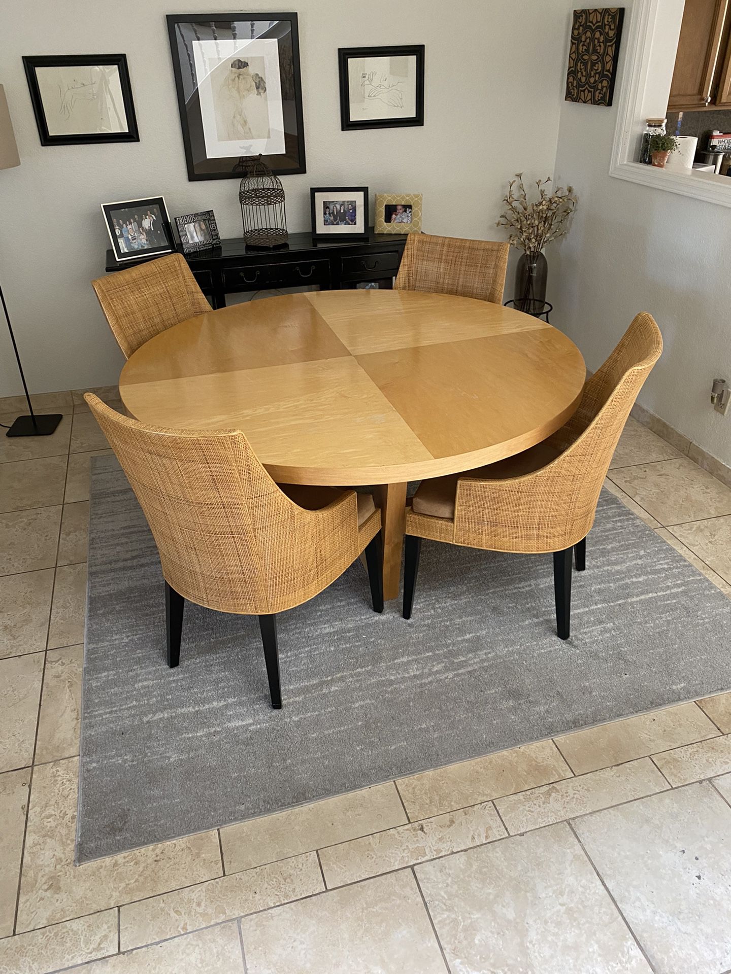Dining Room Table/Round/6 Chairs
