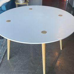 White round table/ Breakfast nook