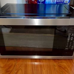 2.2 cu. ft. Countertop Microwave with Greater Capacity