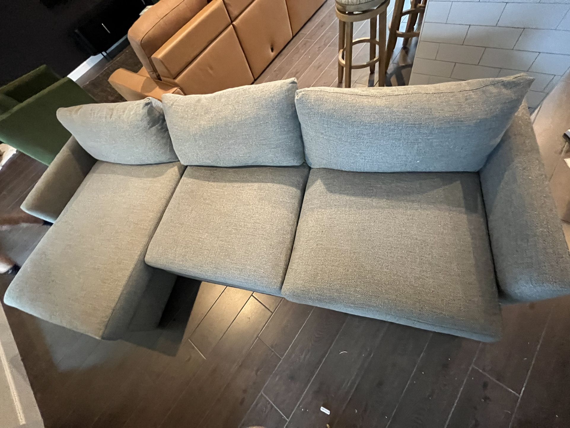 Modern Large Sectional Couch with Chaise – Excellent Condition