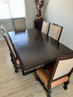 Beautiful Traditional 6-Piece Dining Set – Excellent Condition