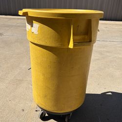 Trash cans with wheels and lids