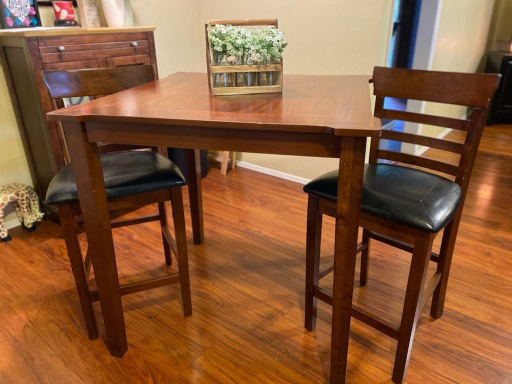 Breakfast nook table/chairs