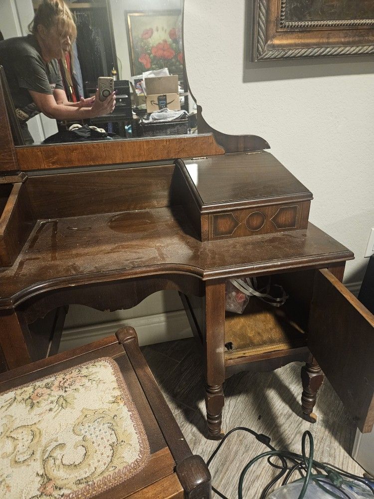 Vanity With Mirror & Seat