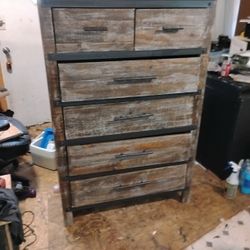 Hi Drawer One Of Them Split As You Can See The Dresser Chest