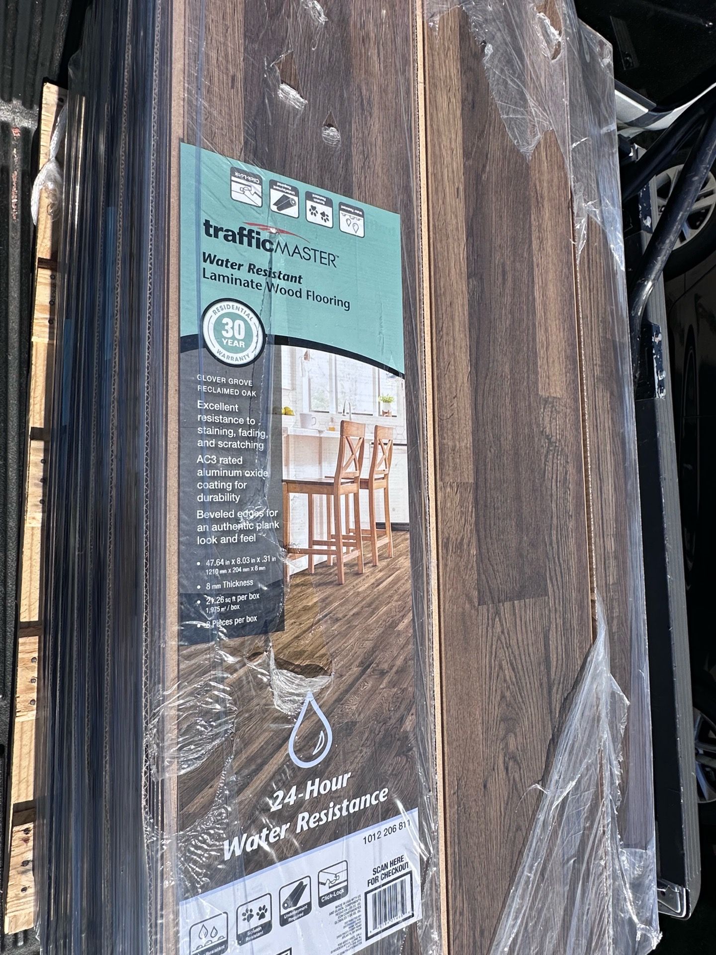 Laminate 1,870 sq ft TrafficMaster Glover Grove Oak Laminate Flooring / Piso Laminado Resistente al Agu