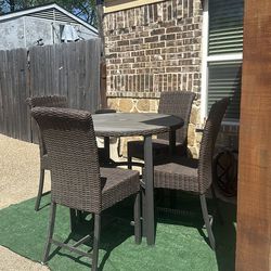 Mesa y 2 sillas de patio