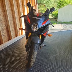 2023 Suzuki GSXR 1000.  (GIXXER)