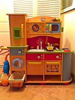 Little tikes deluxe wooden kitchen & laundry center toys r us cheap