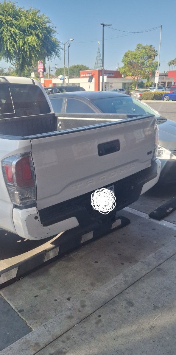 Toyota Tacoma Super white 3rd gen tailgate with working camera cable