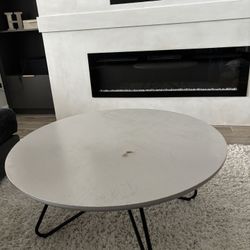 Round coffee/cocktail table
