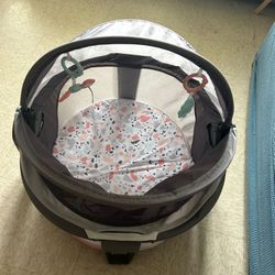 Fisher-Price Bassinet On-The-Go Infant Dome Portable Bassinet and Play Space with Toys, Rosy Windmill, Unisex