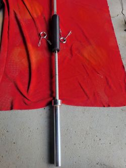 OLYMPIC 7' BAR.   45LBs WITH CLIPS AND NECK PAD.   IN GOOD CONDITION  
11525 S HALSTED / 7111.S WESTERN  
60$.   CASH ONLY AS IS