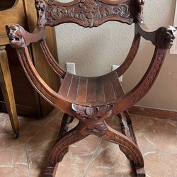 Beautiful condition Italian Savonarola chair antique solid wooden chair with lions.