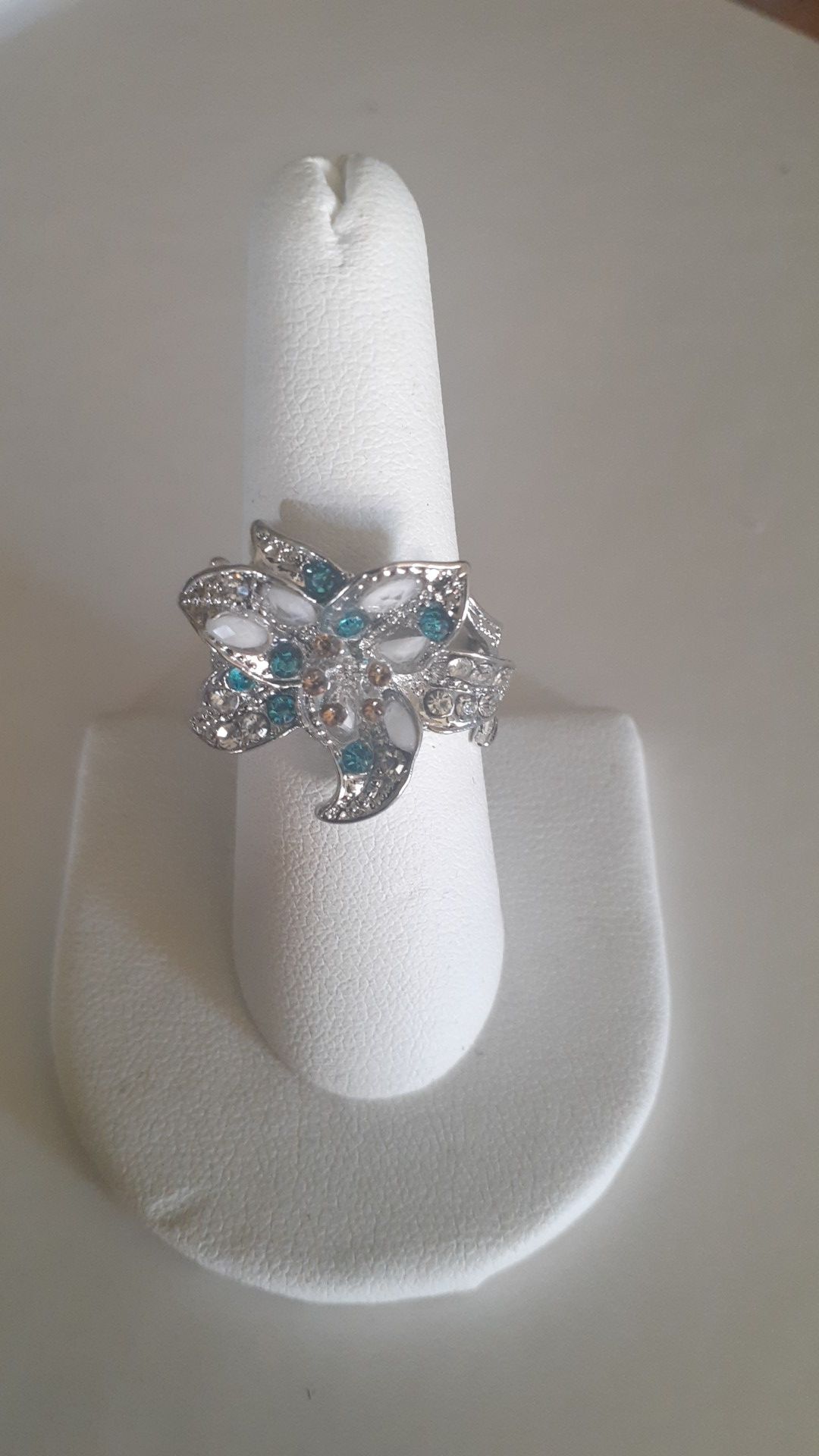 Beautiful Silver Flower Ring Size 8