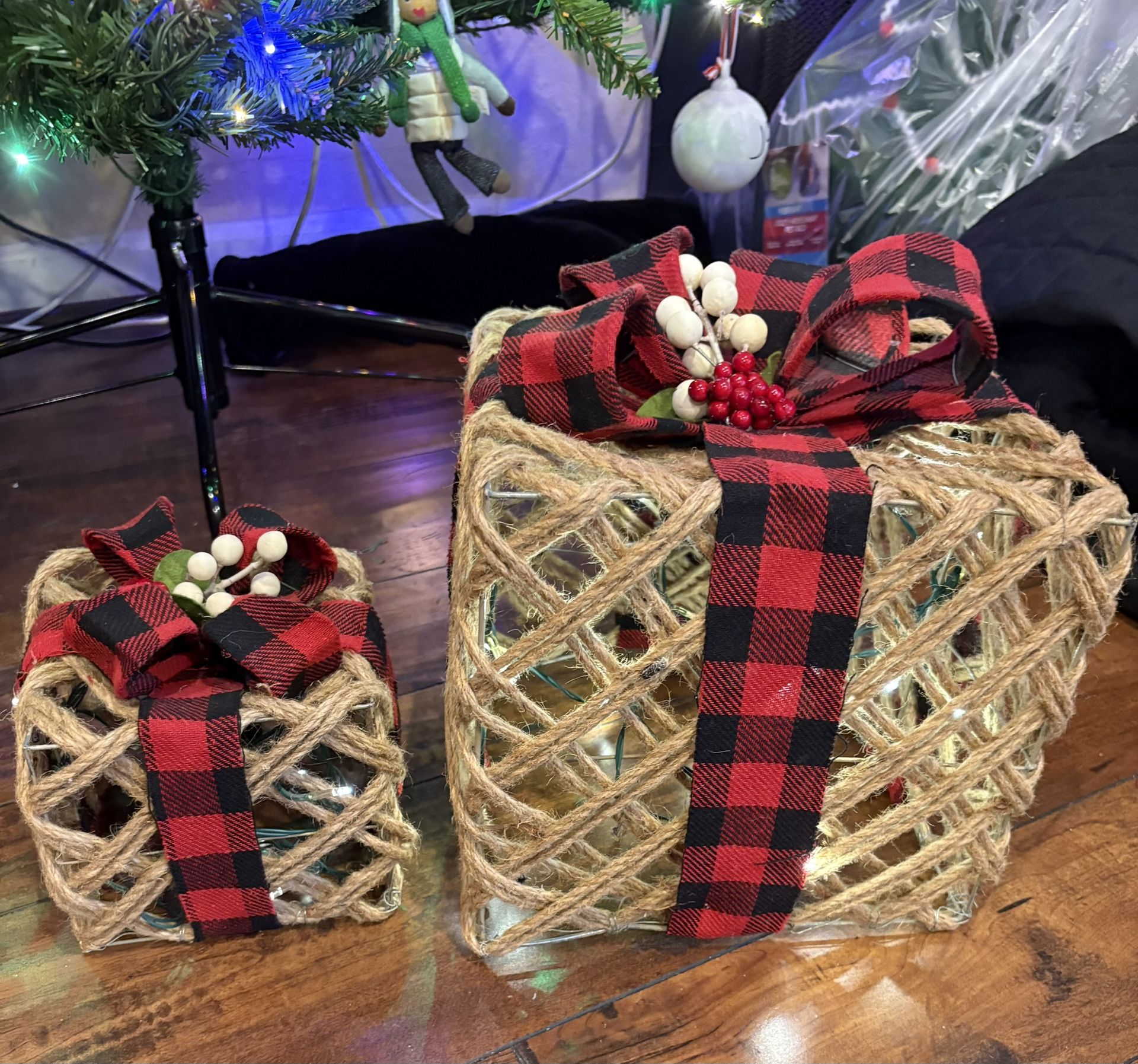 π 2 Burlap lit Christmas Bowed Boxes π