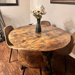 Dining table And 4 Chairs 