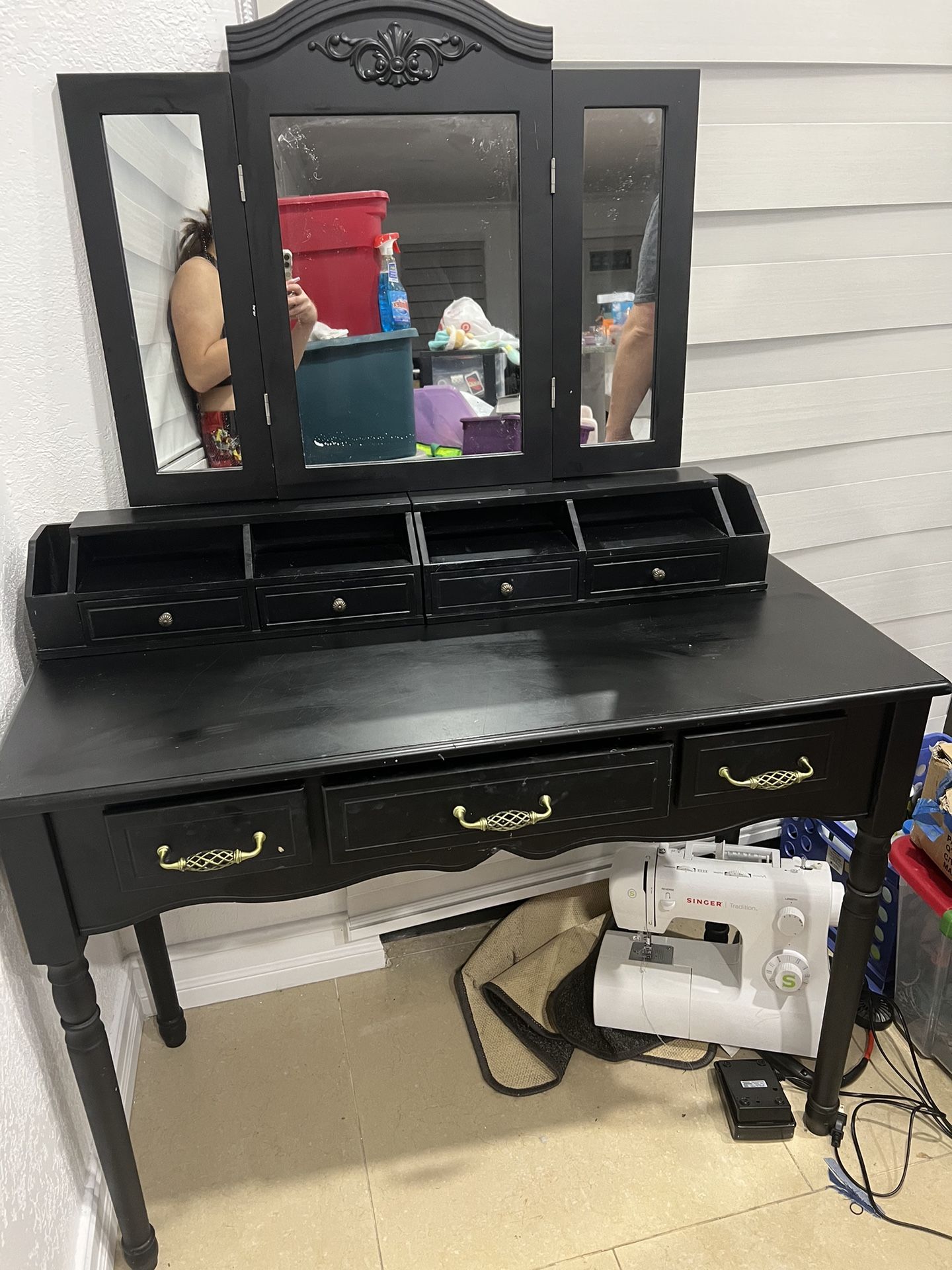 Vanity W/mirror