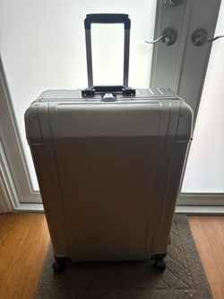 Zero Halliburton Silver Hard Shell Spinner Luggage Suitcase
