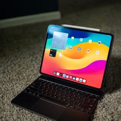 iPad Pro 13in M4 Cellular / Unlocked w/ Magic Keyboard & pencil pro have all packaging