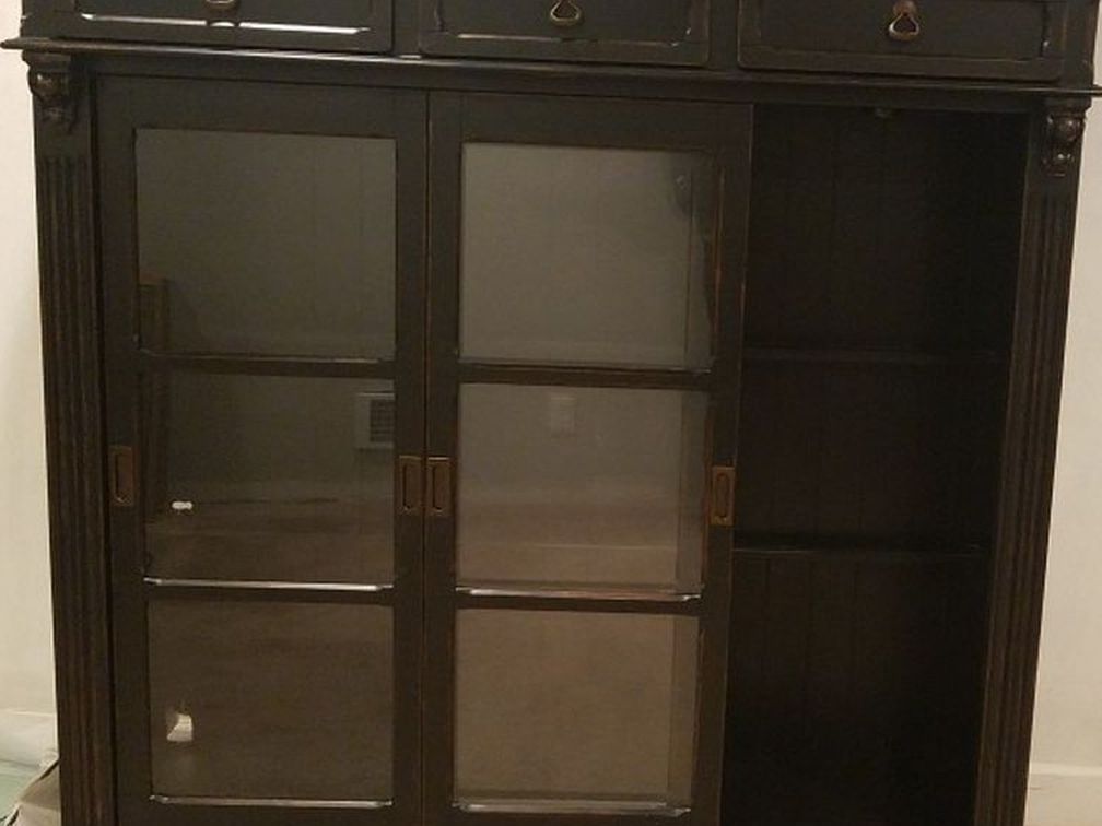 Lighted Glass Door Hutch/Display Case/Cabinet/Book Shelf