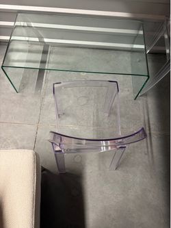 Clear coffee table and chairs