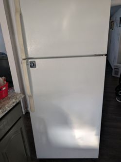 Top/bottom GE Refrigerator