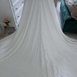WEDDING GOWN WITH VAIL - XL -NEVER WORN