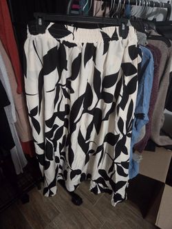 Black/White Bloomchic Floral Print Long Skirt Size 14-16