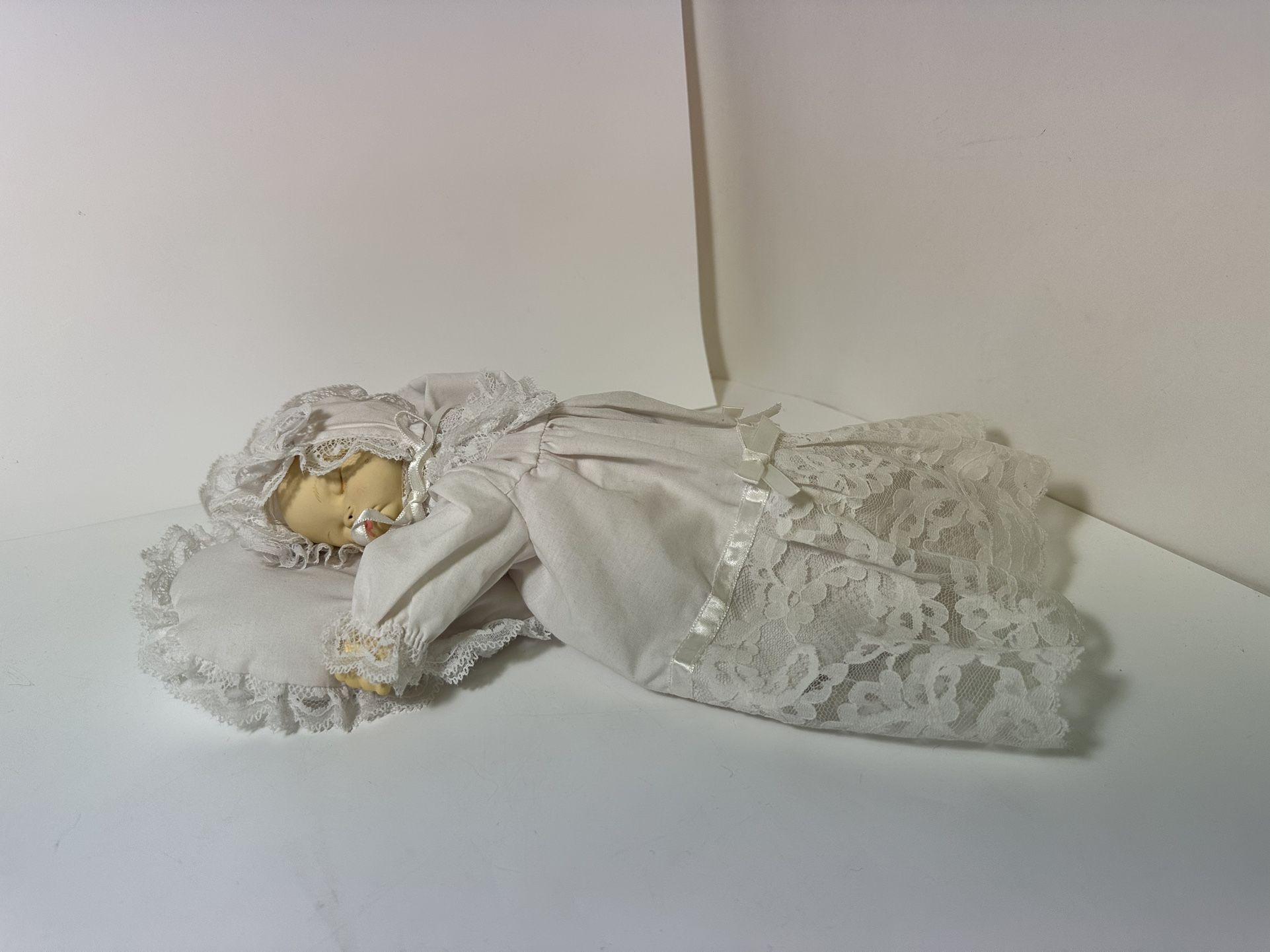 Vintage! Sleeping Porcelain Doll, Wind up, plays Memory 