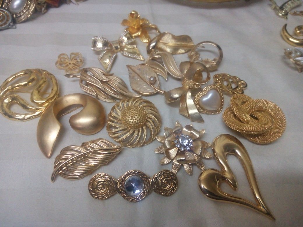 Brooch Lot