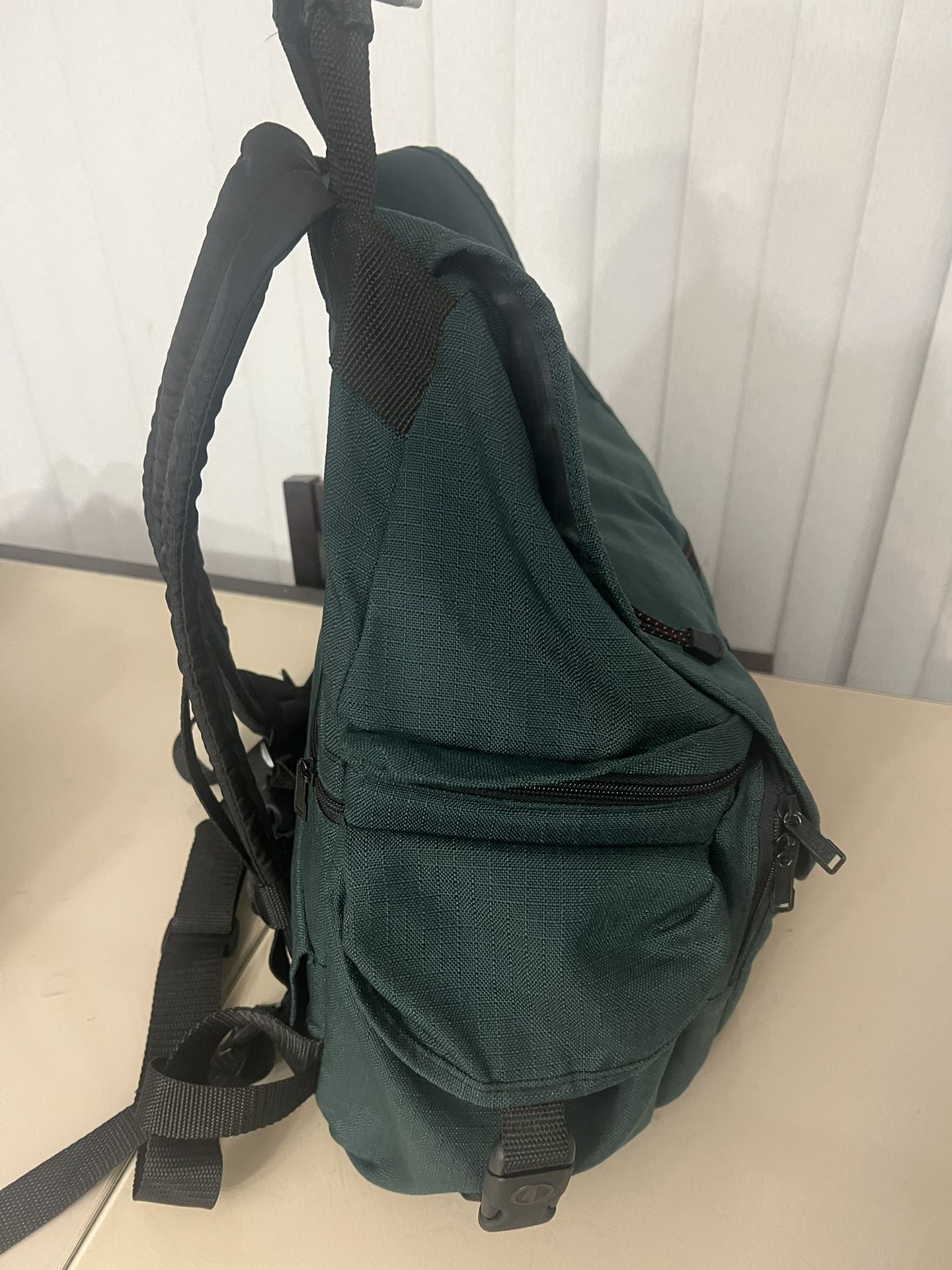 Tamrac 752 Green Photographer's Camera Backpack w/Modular Insert System. Large bag. Used in good condition and all clips fully functional. This bag is