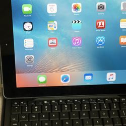 Apple Ipad 2 A1395 With Wi-Fi 16gb With Nice Case and Keyboard 