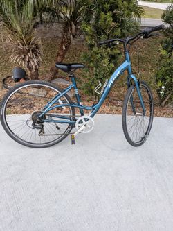 Women's 28 inch Fuji Crosstown 2.3 LS comfort bike.