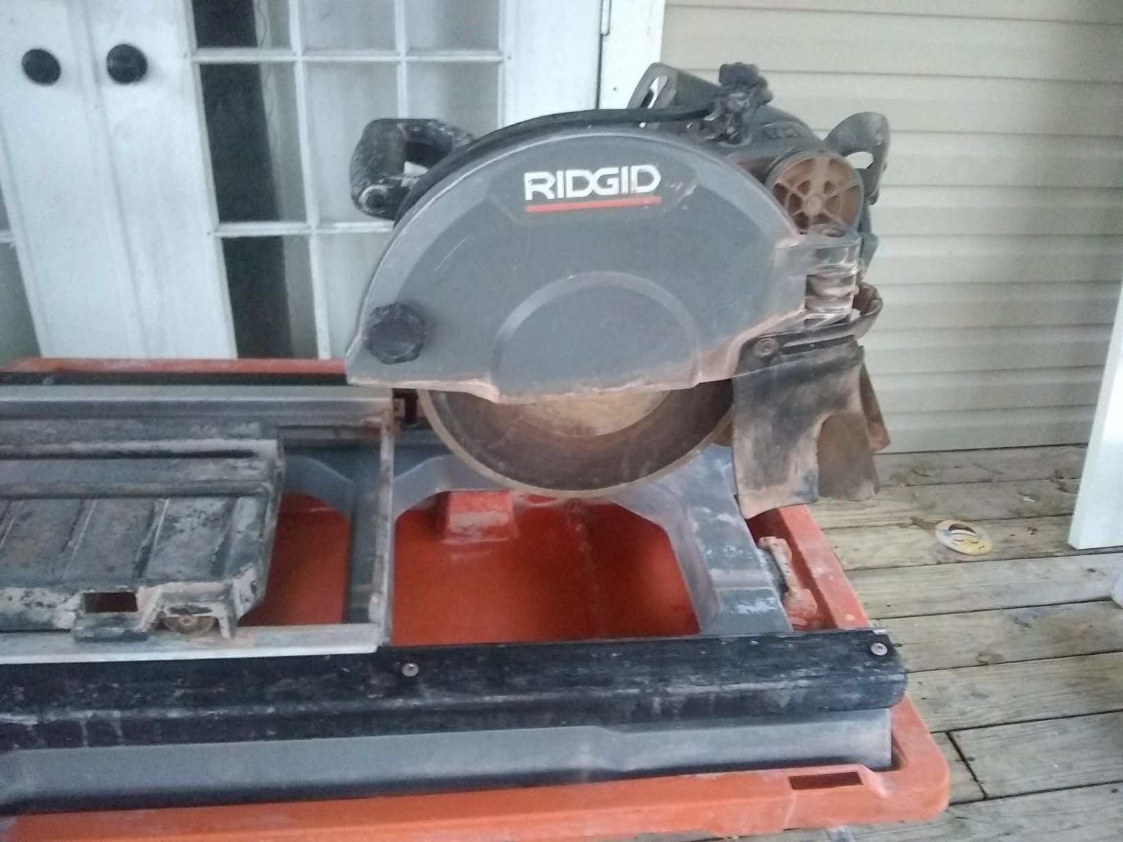 Tile cutting machine