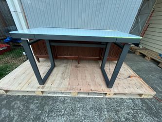 A little used Tresanti Aurora 47" Adjustable Height Desk with LED Lighting. Works perfect.