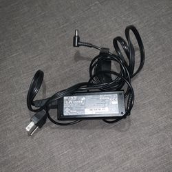 Genuine SONY AC Power Adapter Charger P/N VGP-AC19V42 19.5V 4.7A