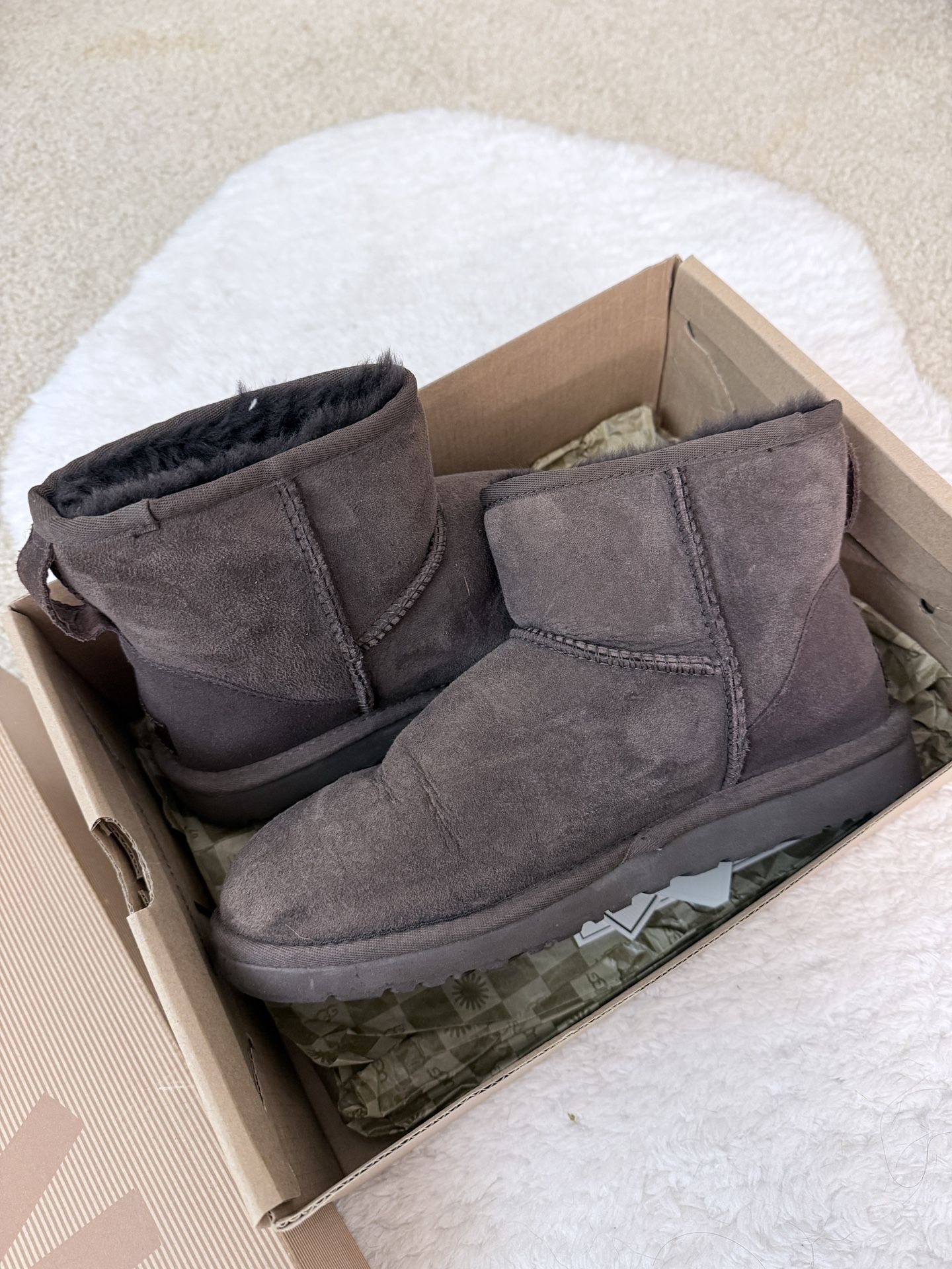 UGGS-Classic Mini size 8