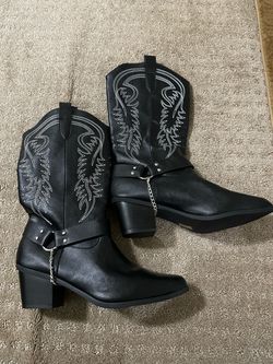 Black cowgirl boots with white embroidery and chunky heel