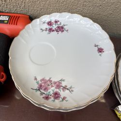 Set Of 4 Breakfast/appetizer Plates In Beautiful Designs With Excellent Conditions