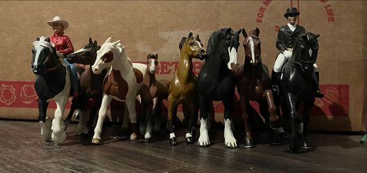 8 Schleich horses with 2 riders