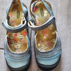 Keen Sandals, New Size 7