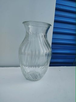 Clear Swirl Ribbed Glass Vase