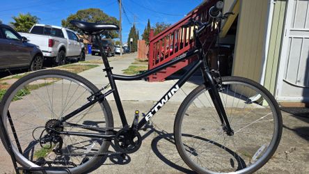 Nice Hybrid Bike Medium Size Frame 
Excellent Condition