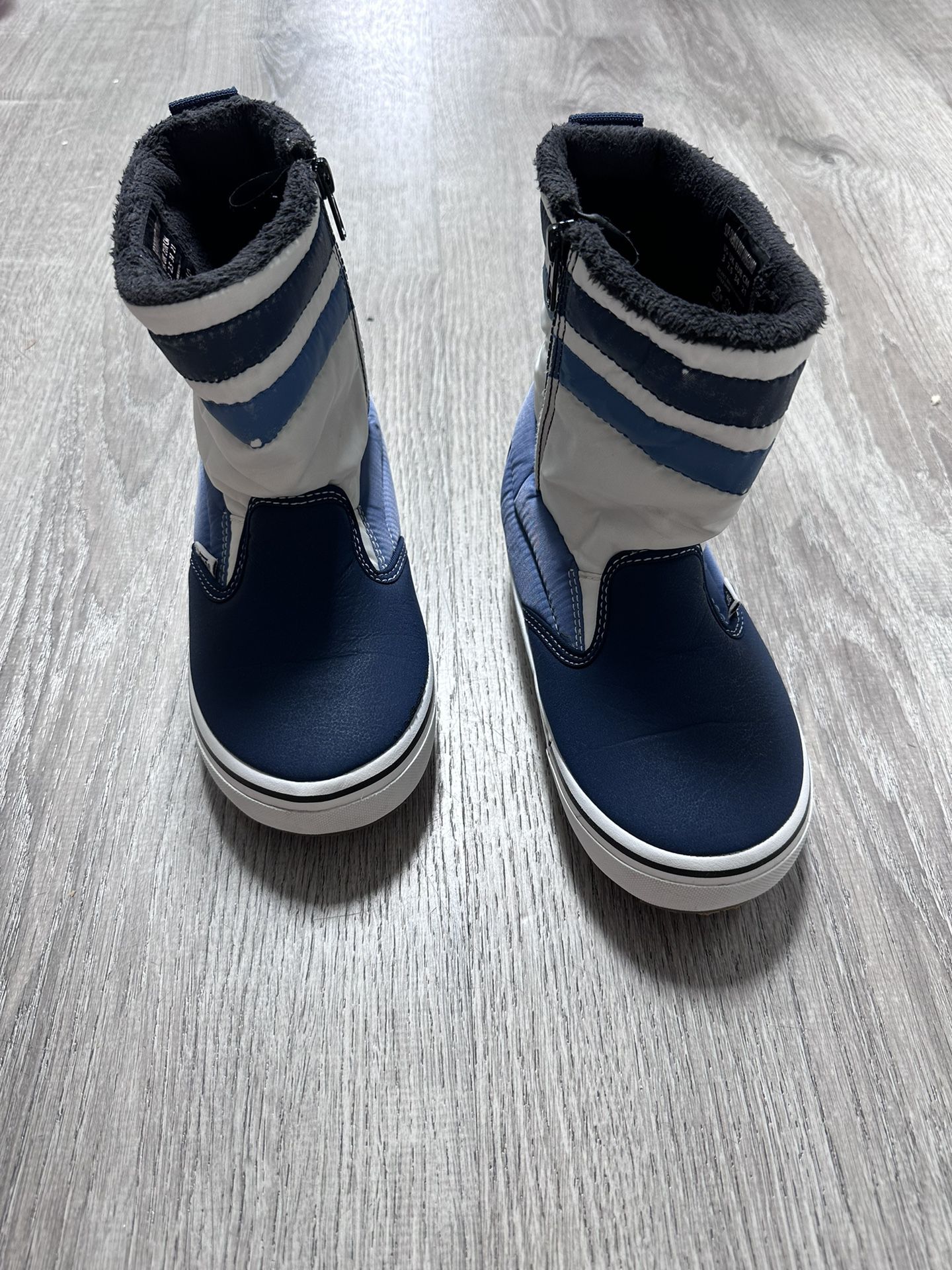 Vans Snow Boots , Preloved , Size 3, Original Price:$179 Our Price :$80