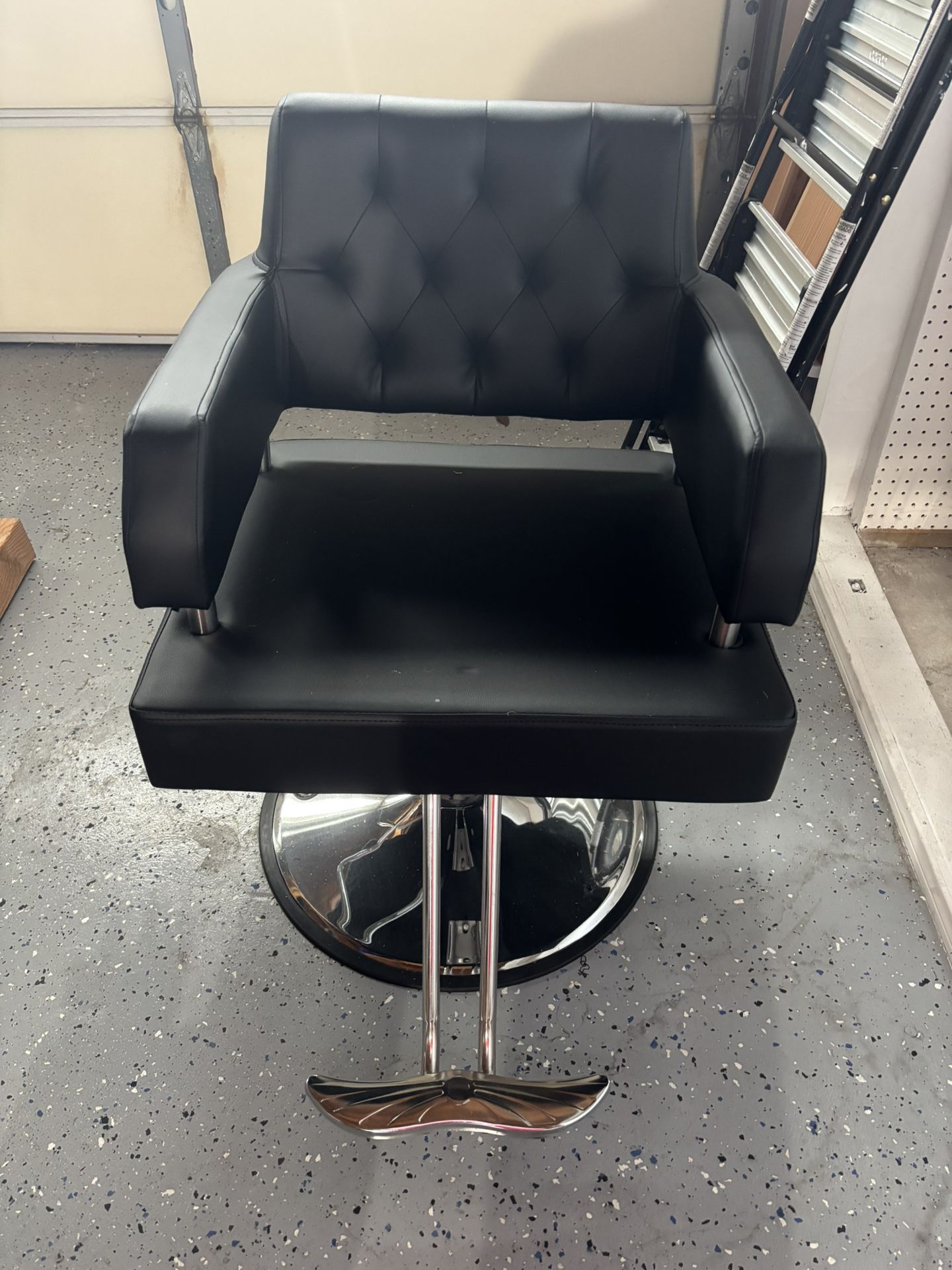 Salon Chair brand new not used