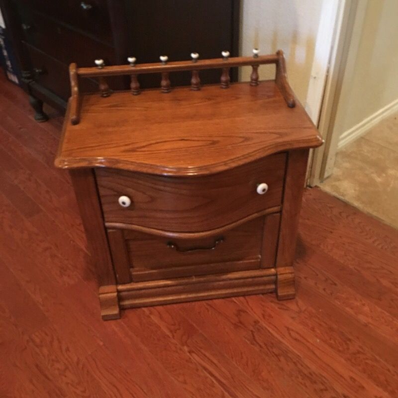 Vintage Pulaski Keepsakes collection golden oak queen bedroom set for