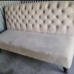 Farmhouse Tufted Loveseat